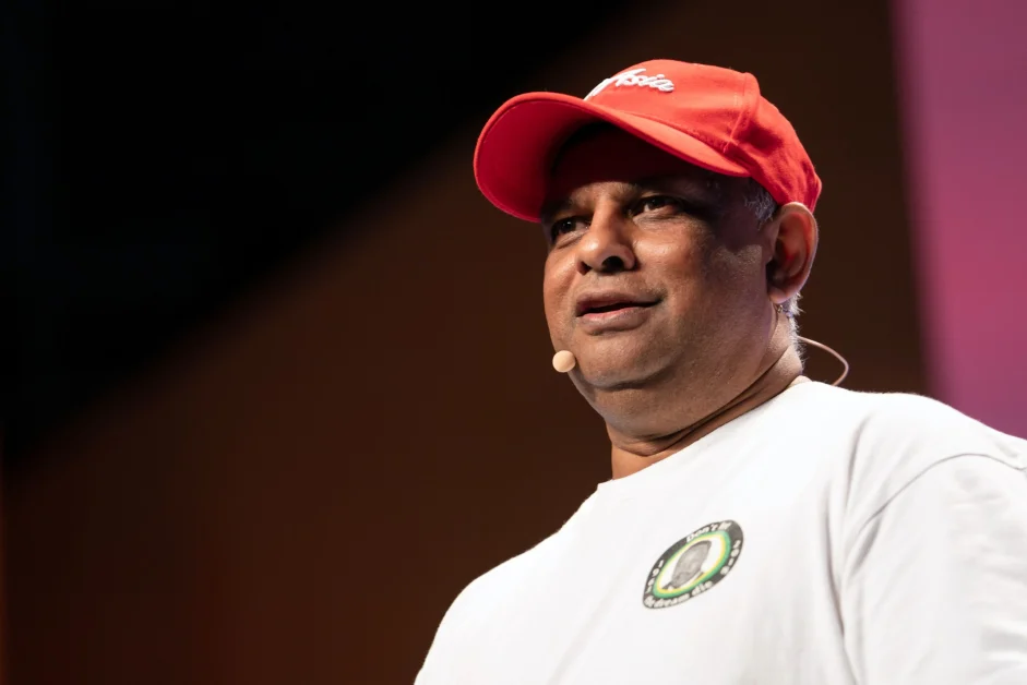 丹斯里安东尼·弗朗西斯·Tony Fernandes（Tony Fernandes），这位马来西亚的企业家，从音乐行业转战航空业，凭借无与伦比的决心和智慧，将亚洲航空（AirAsia）打造成亚洲最大的廉价航空公司。他的故事激励了无数人，展示了梦想与坚持的力量。