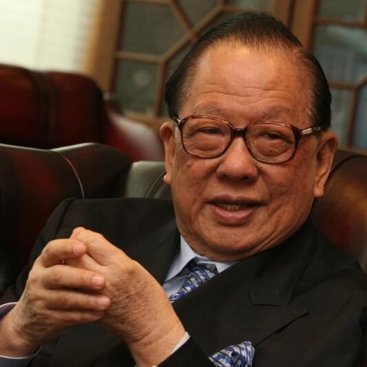 家族治理框架:杨肃斌与杨佩君的跨世代稳定结构