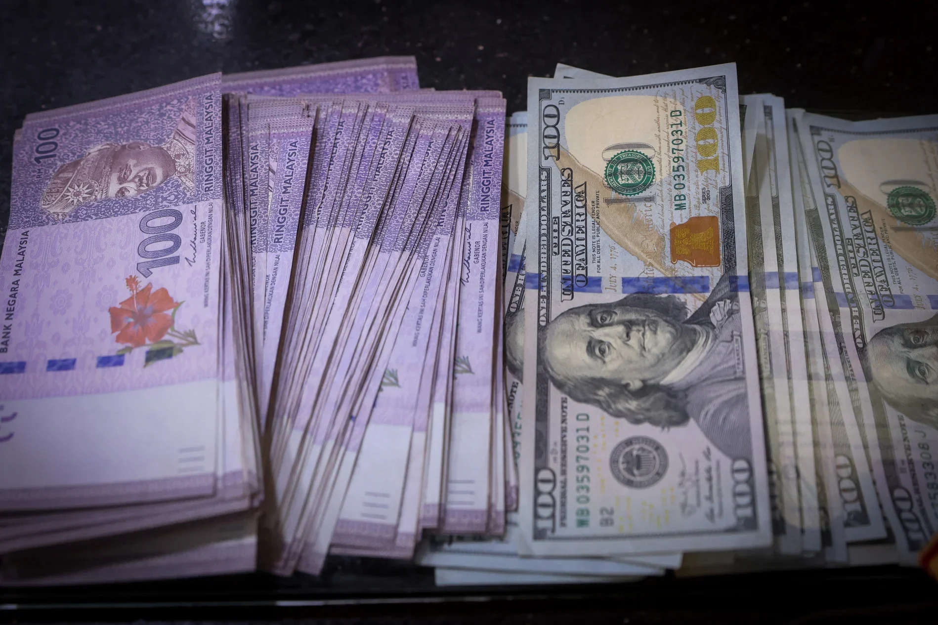 令吉兑美元升破4.0