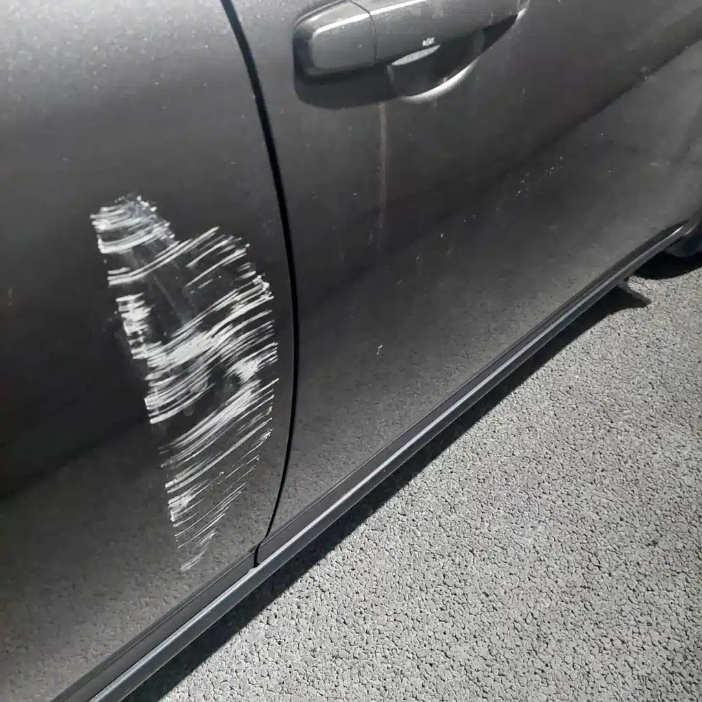 拿车时对方叫我签那份报告，是不是随便看一眼就可以了？