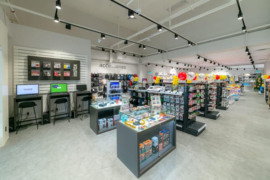 选项 B:传统电器零售店 / Shopping Mall